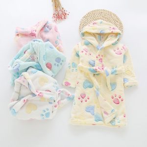 Áo choàng tắm họa tiết hình thú đáng yêu cho bé