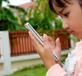 Cách giúp bé từ bỏ điện thoại: Hướng dẫn chi tiết cho bố mẹ